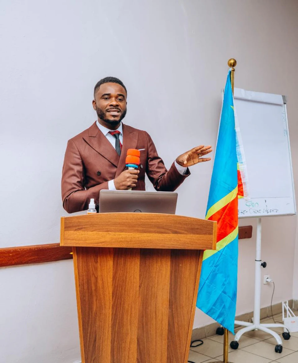 Mr. André Kanjinga Ngoyi, Chef de la Section Chimie du CoE-CBRN/RDC, pendant sa présentation sur les risques chimiques liés aux emballages plastiques.