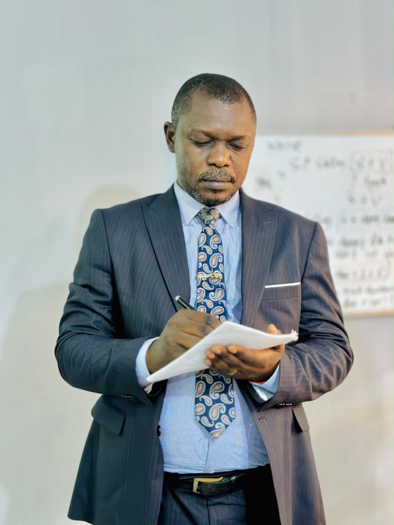M. Jerry Mémo Ndongala préparant ses notes avant sa présentation